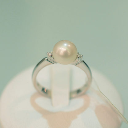 Anello in oro bianco con perla coltivata e brillantini