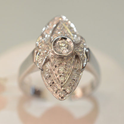 Anello in stile antico in oro bianco con diamanti taglio brillante