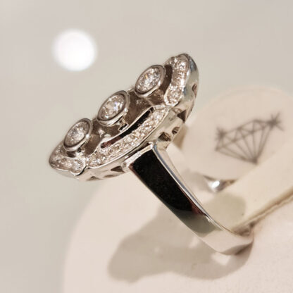 Stile antico anello con diamanti