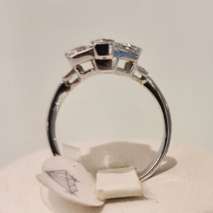 Stile antico anello con diamanti
